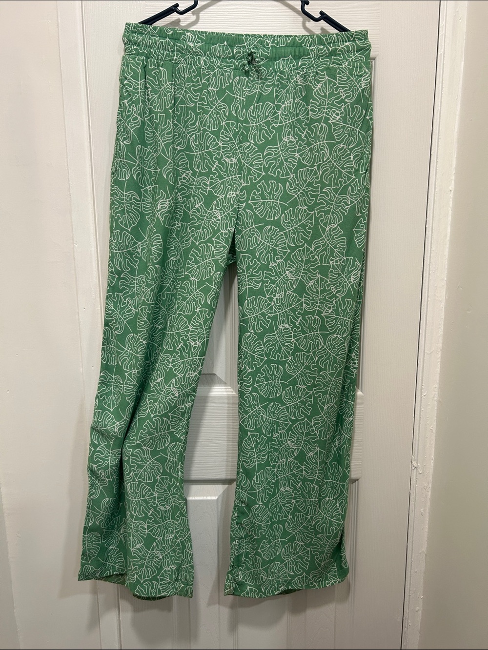 Green Monstera Leaf Print Lounge Pants